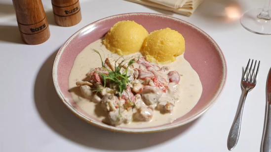 Poza cu Puicuță cu ardei copt, smântână și mămăliguță